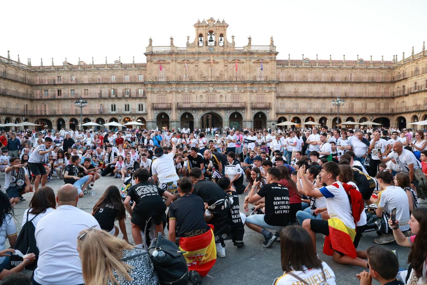 Los aficionados del Salamanca UDS &#039;toman&#039; la Plaza Mayor para celebrar el ascenso