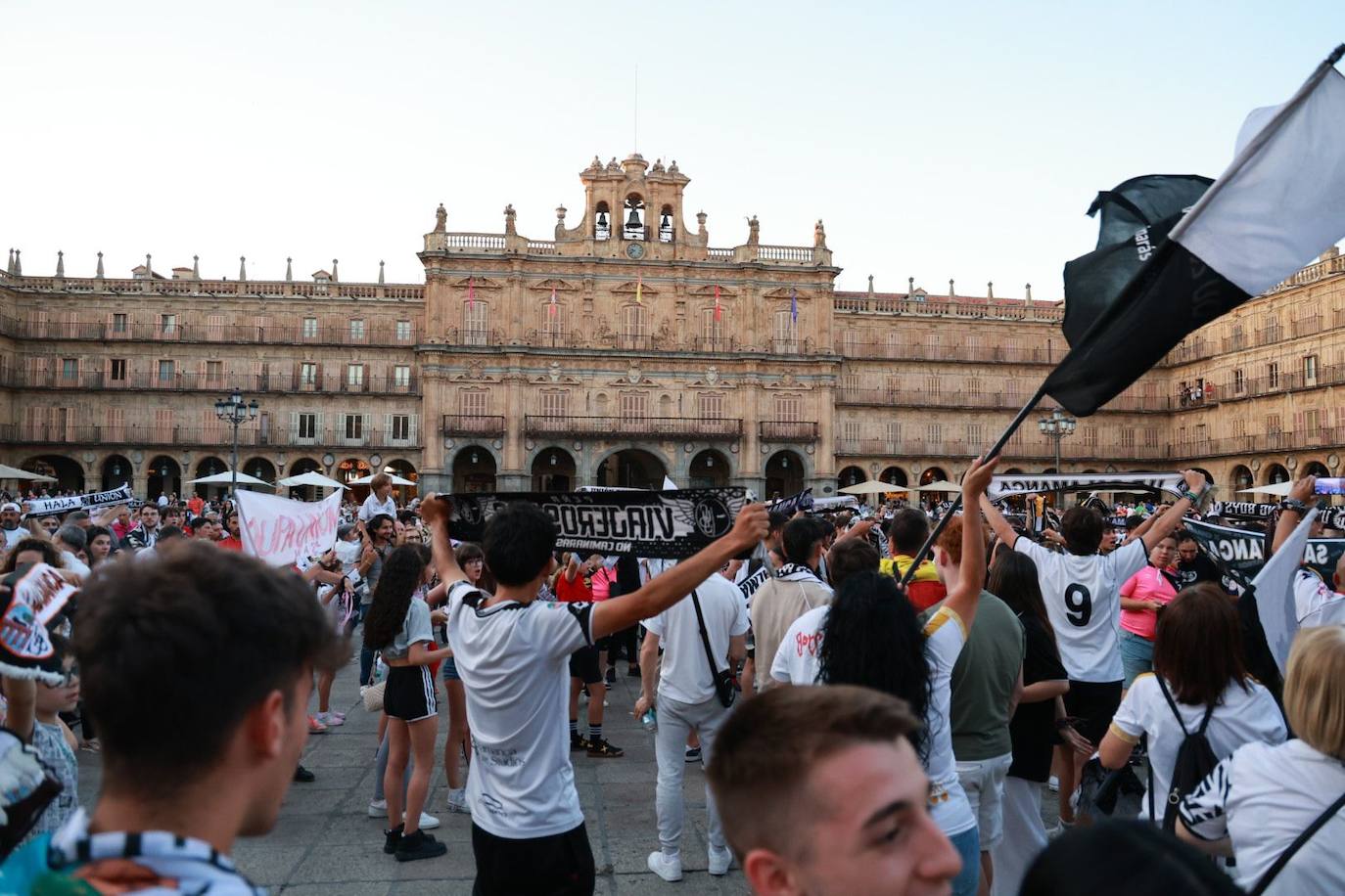 Los aficionados del Salamanca UDS &#039;toman&#039; la Plaza Mayor para celebrar el ascenso