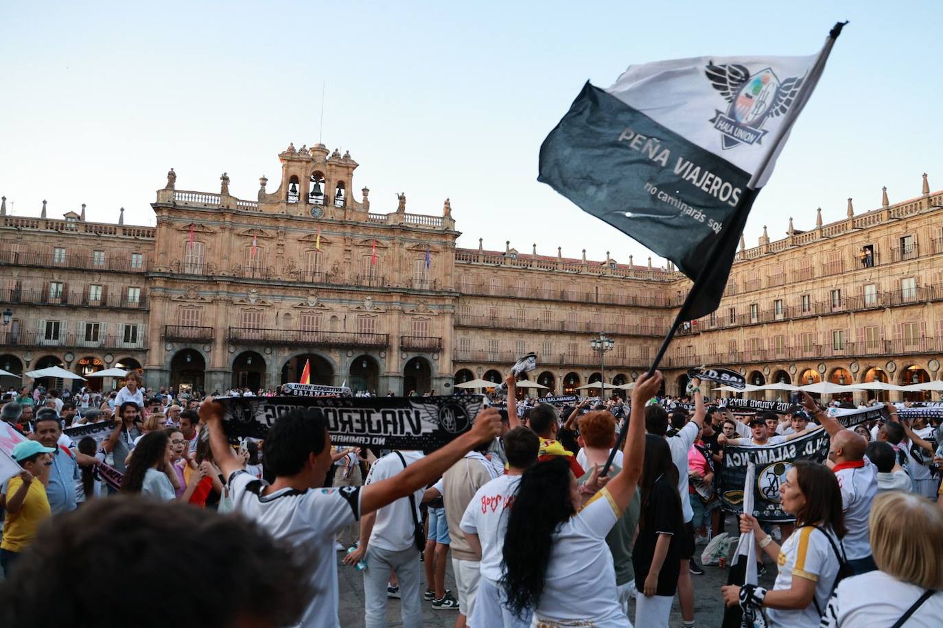 Los aficionados del Salamanca UDS &#039;toman&#039; la Plaza Mayor para celebrar el ascenso