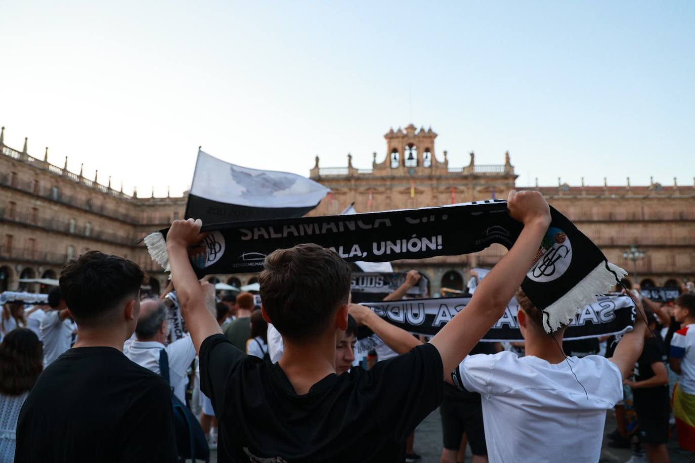 Los aficionados del Salamanca UDS &#039;toman&#039; la Plaza Mayor para celebrar el ascenso