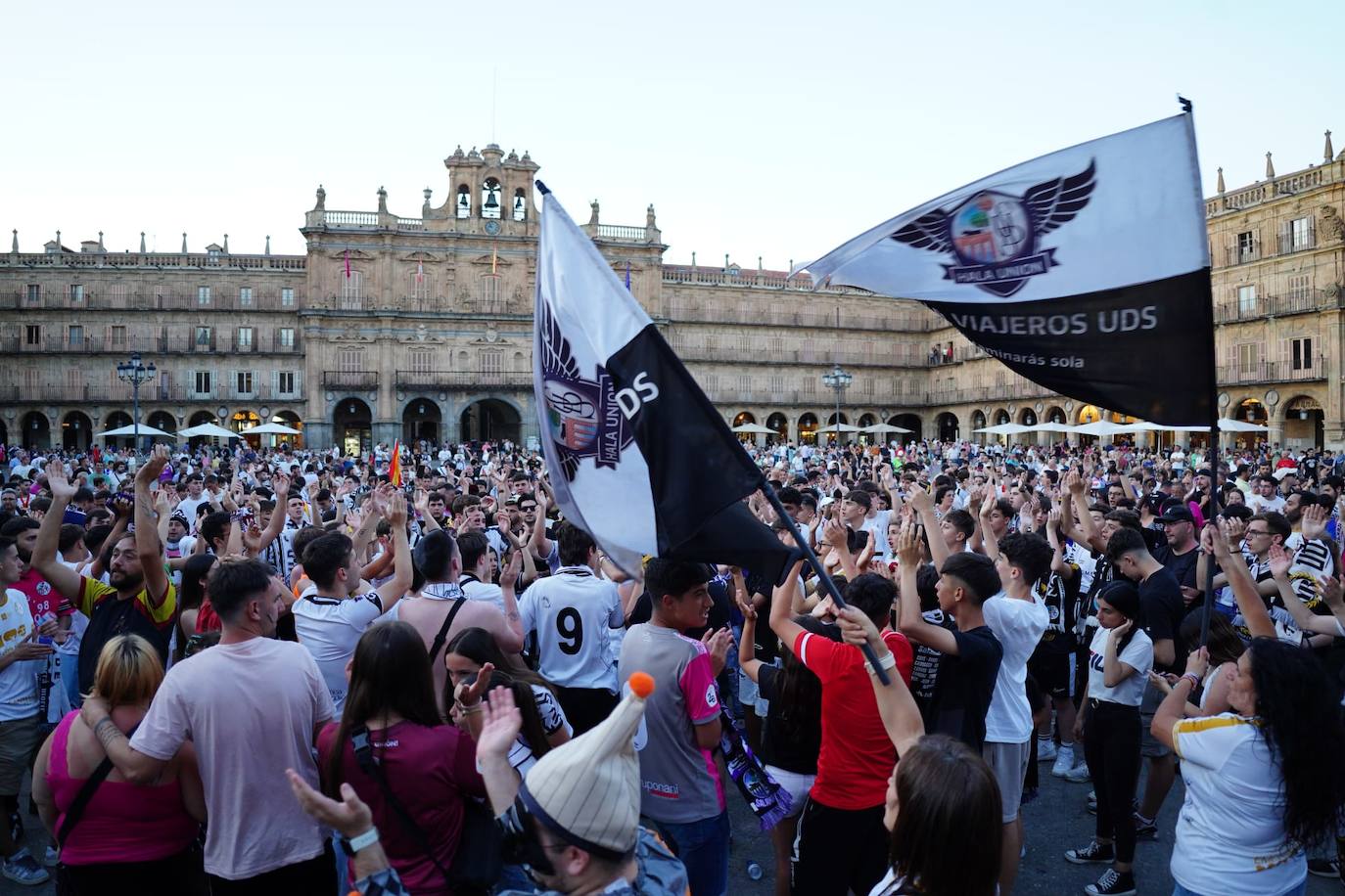 Los aficionados del Salamanca UDS &#039;toman&#039; la Plaza Mayor para celebrar el ascenso