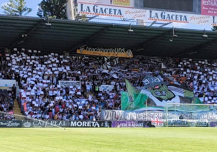 Tifo en el fondo sur del Helmántico.