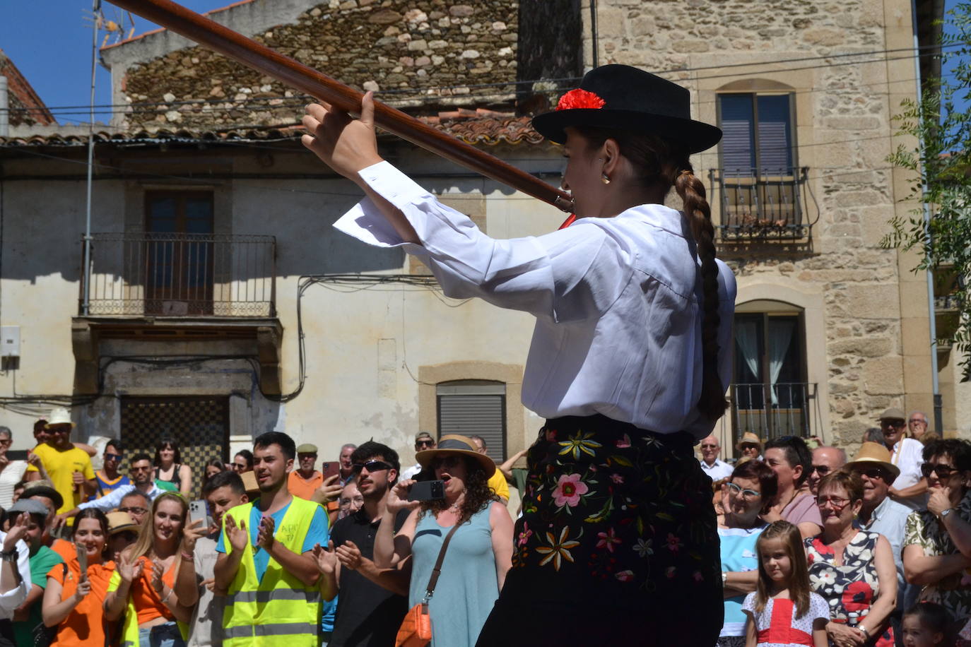 Hinojosa «echa la bandera» para vencer al poder feudal