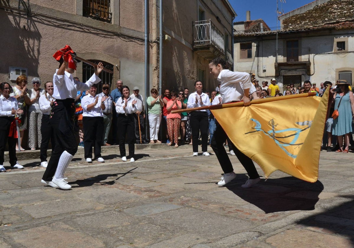 Hinojosa «echa la bandera» para vencer al poder feudal