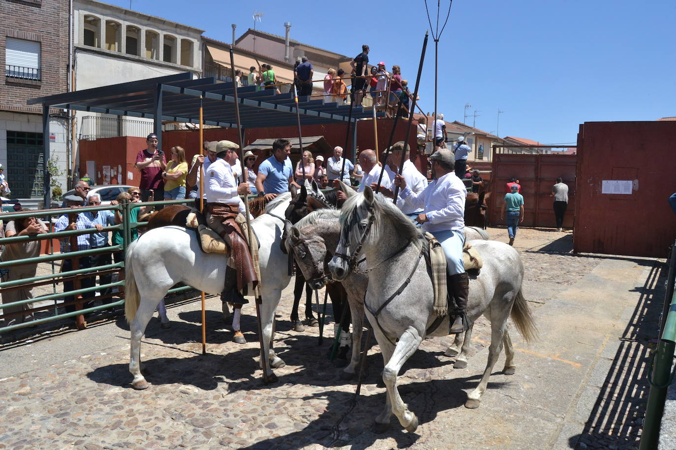 Hinojosa «echa la bandera» para vencer al poder feudal