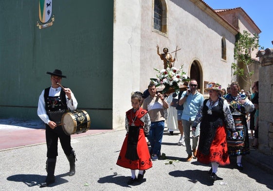 Momento de la tradicional procesión de San Juan en Valverdón