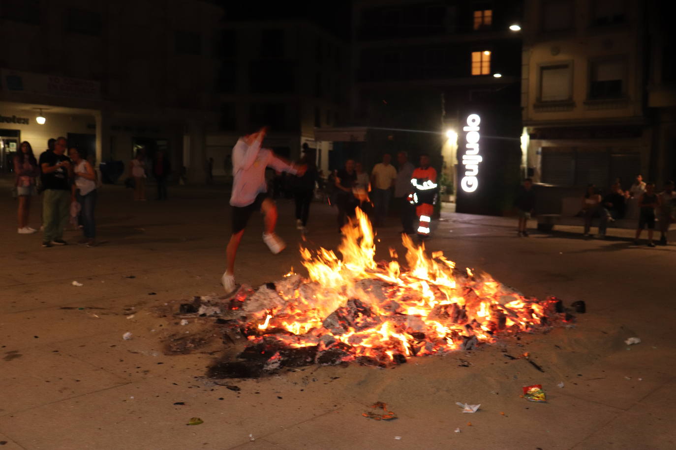 La magia de San Juan llena la noche de Guijuelo