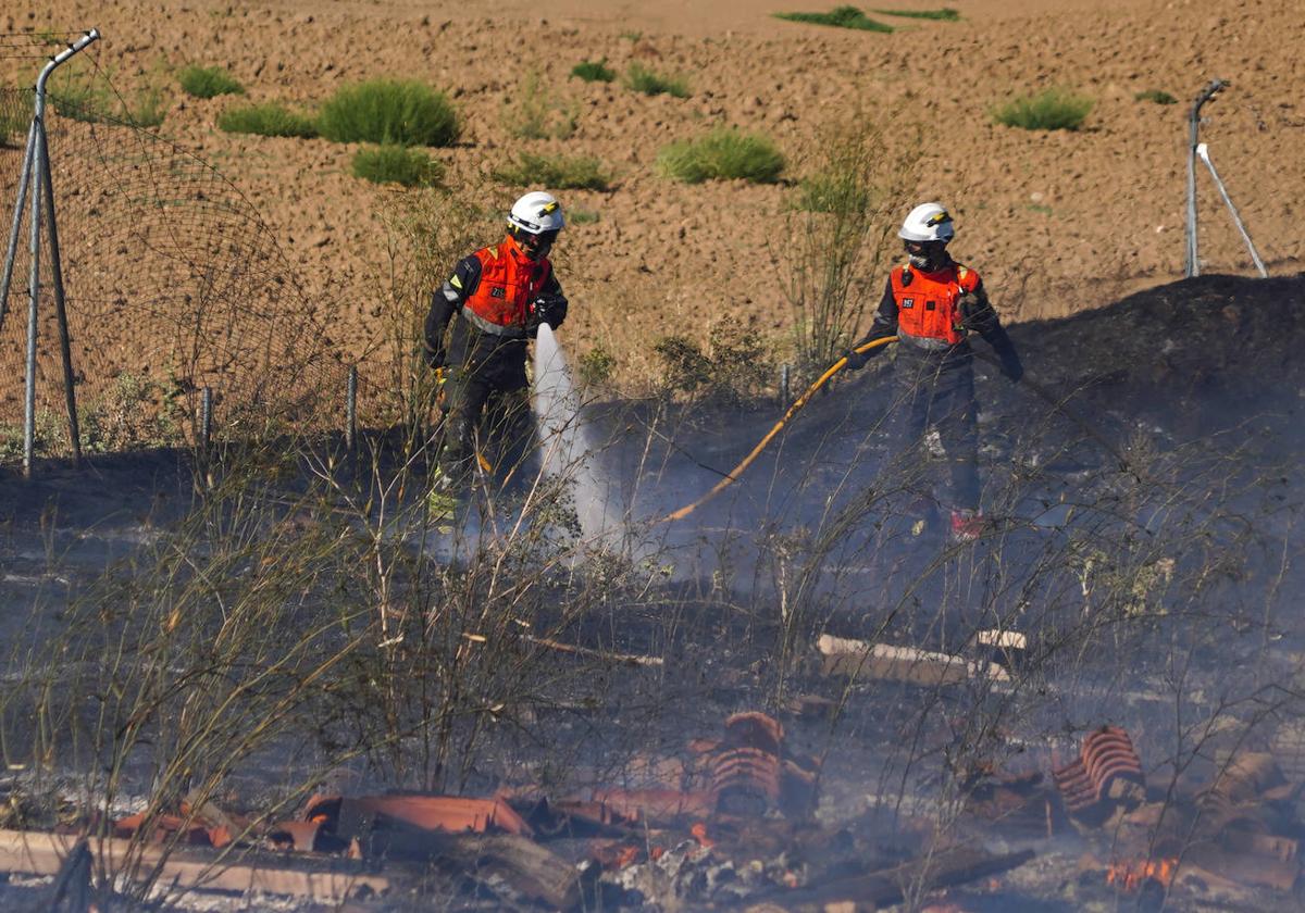 Bomberos sofocando un incendio de pastos en otra intervención