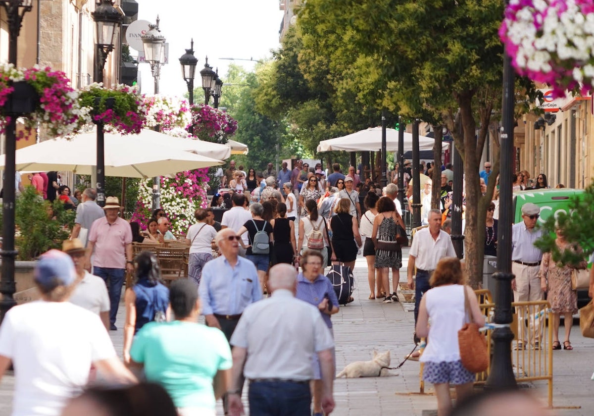 Decenas de personas caminando por la calle Zamora.