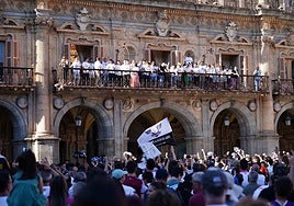 Los miembros del Salamanca UDS celebran el ascenso con los aficionados en la Plaza Mayor