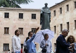 Un grupo de turistas ante la fachada de la Universidad.