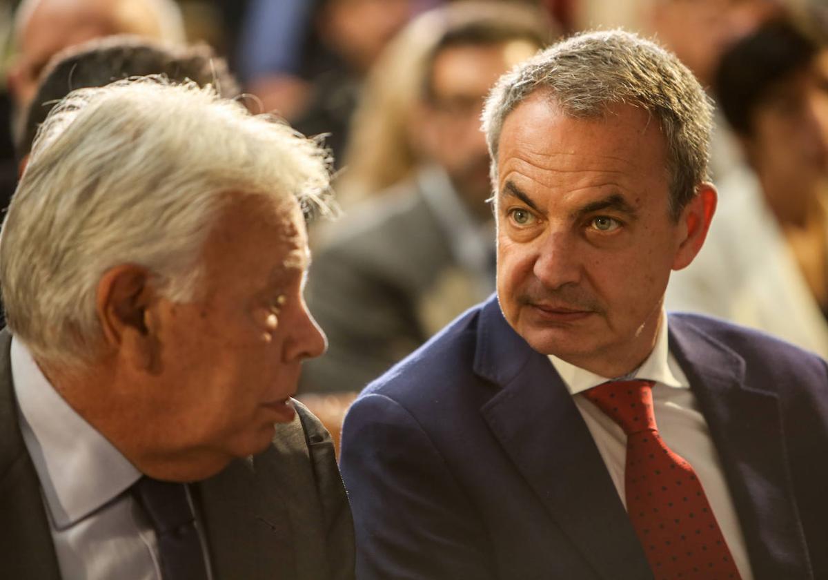 Los expresidentes del Gobierno Felipe González y José Luis Rodríguez Zapatero, en el acto de reconocimiento a la cooperación hispano-francesa en la lucha contra el terrorismo, en el Palacio de La Moncloa.
