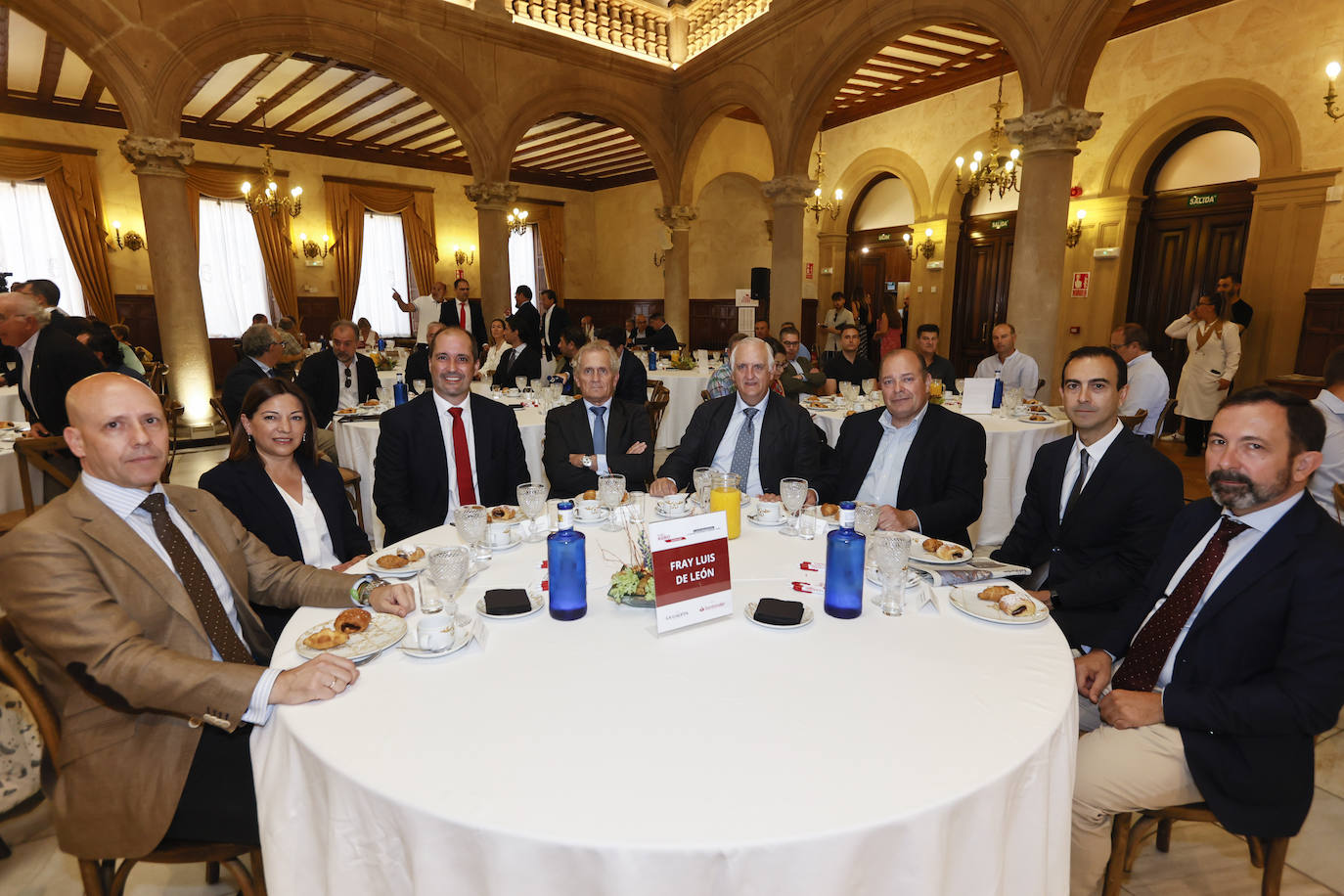 Carlos Menéndez Blanco (portavoz de VOX en las Cortes de Castilla y León), Rosa Mª Esteban Ayuso ( procuradora por Salamanca del PP en las Cortes de Castilla y León), Jesús María Casado (director comercial en Castilla y León del Banco Santander), Jaime González Lucas (director general de LA GACETA), Alfredo Martín-Cubas Fernández (vicepresidente de GRUPOSA), Ignacio Javier Rivas Serrano (concejal de VOX en el Ayuntamiento de Salamanca), Enrique Díaz García (comunicación externa del Banco Santander) y Javier Bernardo Teira Lafuente (procurador por Salamanca de VOX en las Cortes de Castilla y León).