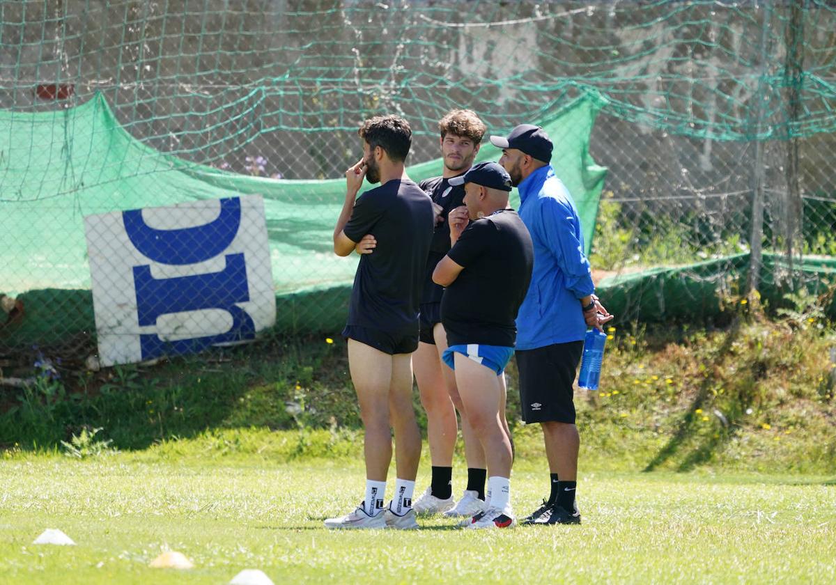 Jugadores y cuerpo técnico del Salamanca UDS en una sesión de entrenamiento de esta temporada.