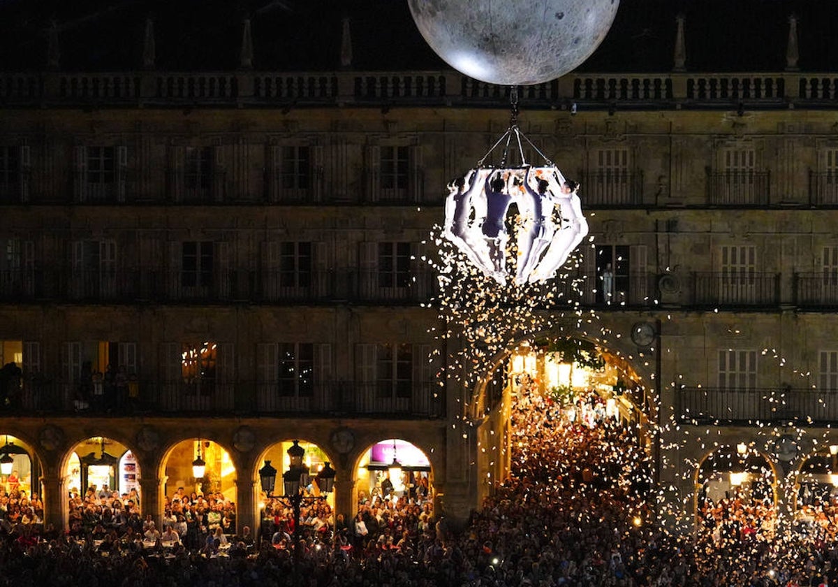 Terrazas en la Plaza Mayor durante el primer día del espectáculo Sylphes.