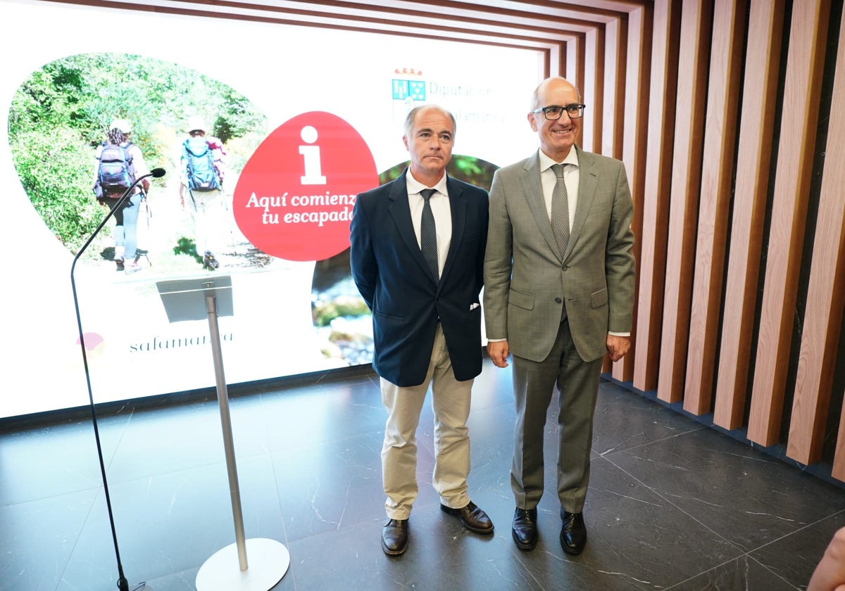 El diputado de Turismo, Juan Carlos Zaballos, y el presidente de la Diputación de Salamanca, Javier Iglesias, en la nueva oficina de turismo en La Rúa