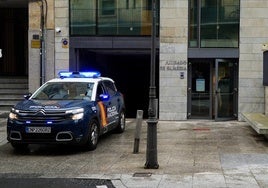 Un vehículo de la Policía Nacional, en el Juzgado de Guardia.