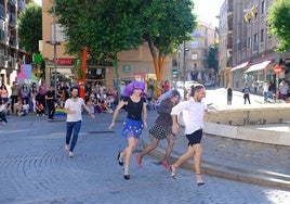 Carrera de tacones celebrada en otra edición en la plaza del Oeste.