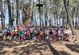 Los escolares, monitores y autoridades, durante la jornada en el parque de cuerdas de San Miguel de Valero.