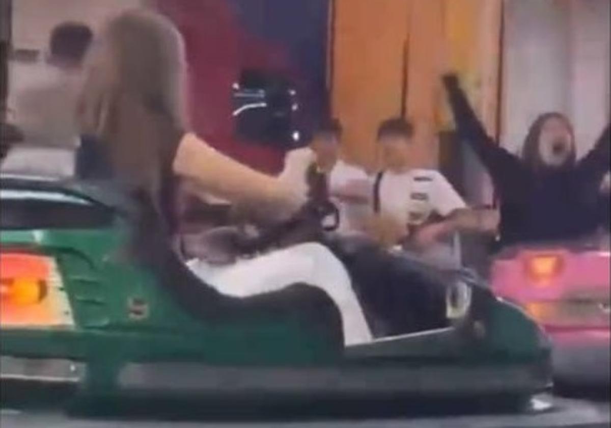 Se viraliza un vídeo de la Princesa Leonor en los coches chocones