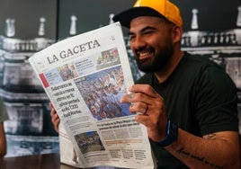 El técnico del Salamanca UDS Jehu Chiapas lee el fin de fiesta de su equipo tras ser recibidos en el Ayuntamiento de Salamanca.