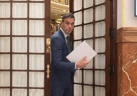 El presidente del Gobierno, Pedro Sánchez, a su salida de una sesión de control al Gobierno, en el Congreso de los Diputados.