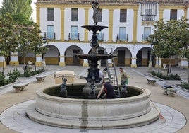 Operarios limpiando la fuente este jueves