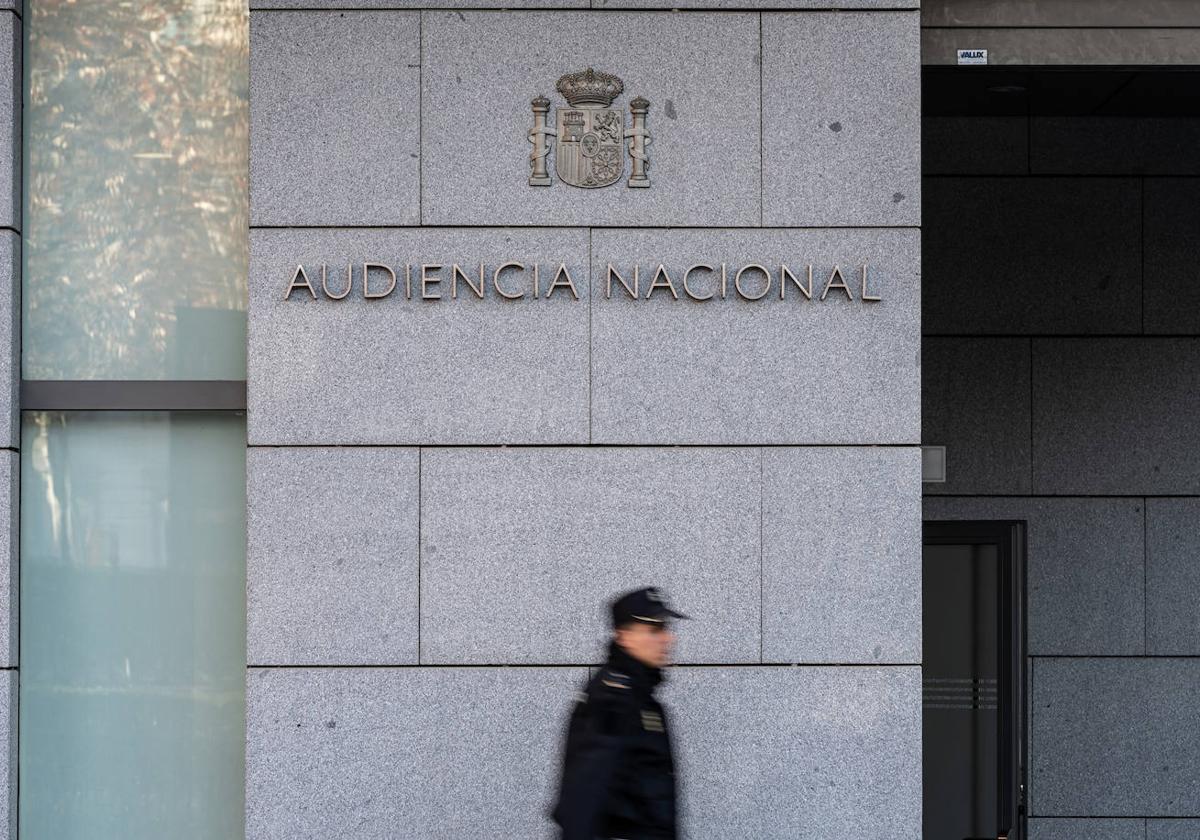 Un agente de Policía Nacional camina frente a la Audiencia Nacional.