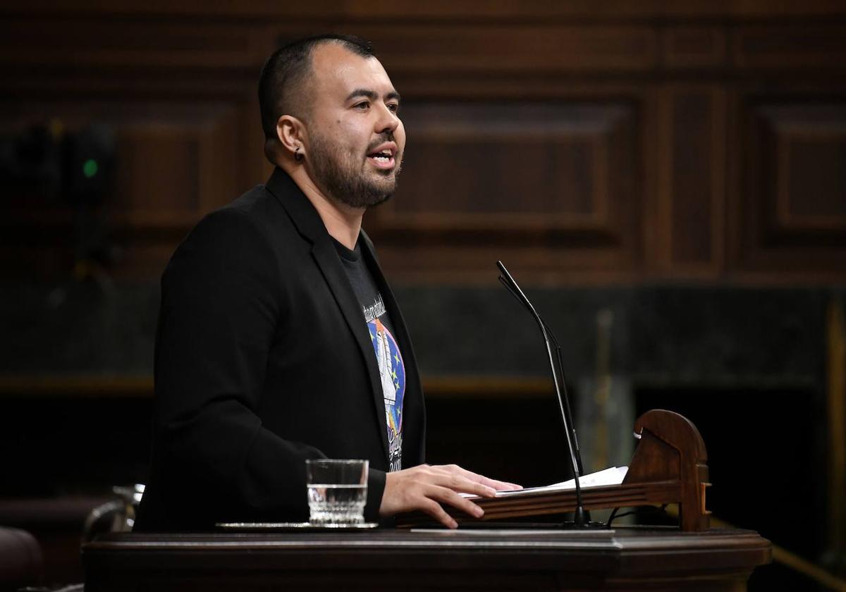 El diputado de Sumar Nahuel González López, durante una sesión plenaria en el Congreso.