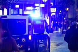 Un coche de la Policía Nacional circula por el centro de Salamanca.