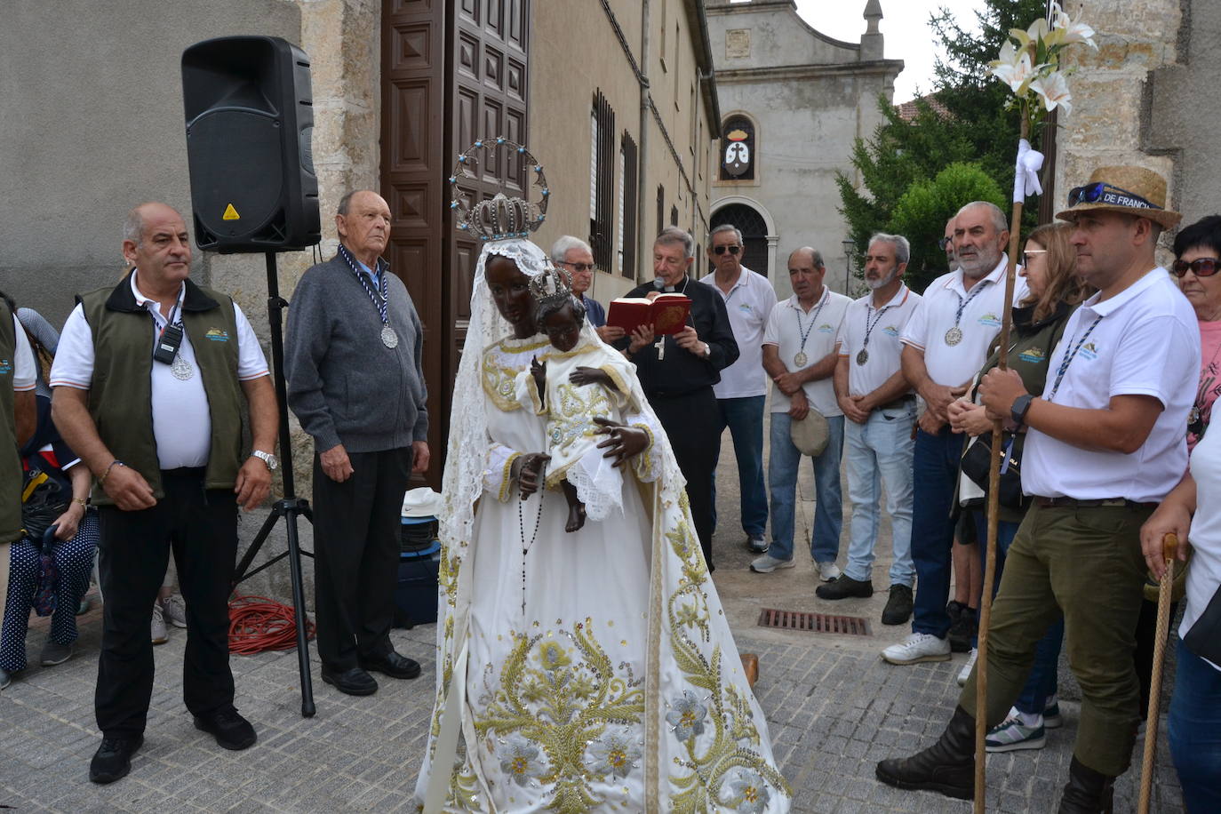 Los romeros mirobrigenses, en camino a la Peña de Francia pendientes del cielo