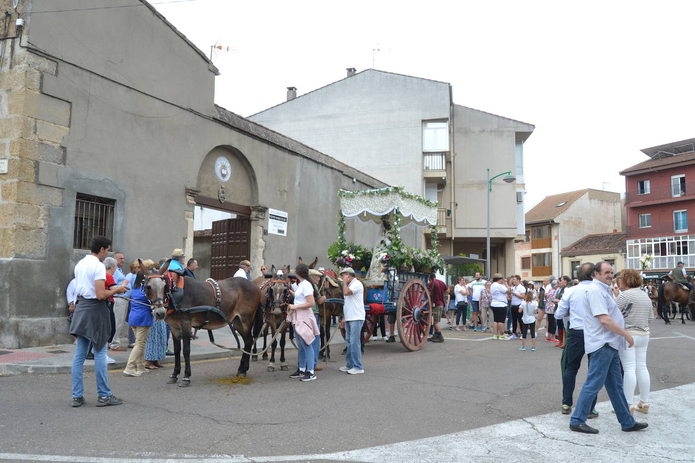 Los romeros mirobrigenses, en camino a la Peña de Francia pendientes del cielo