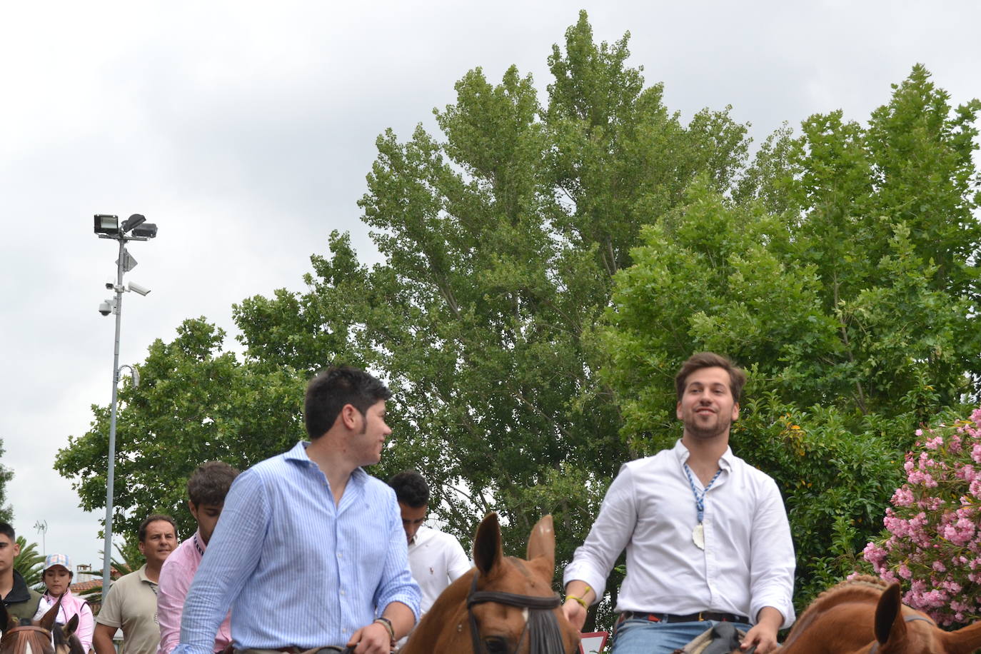 Los romeros mirobrigenses, en camino a la Peña de Francia pendientes del cielo