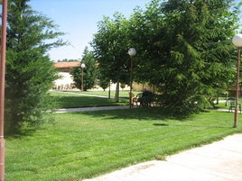 Fotografía de los amplios jardines con los que cuenta la Residencia Alaraz.