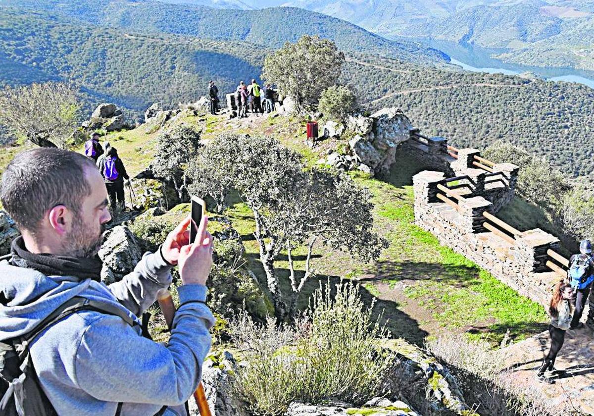 Senderistas disfrutando de las vistas de las Arribes del Duero.