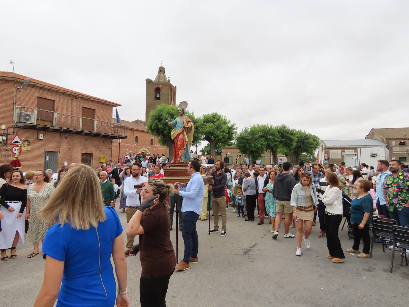 Paradinas se llena para honrar a San Pedro Apóstol