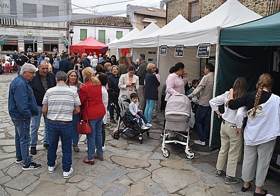 Imagen del público presente esta mañana en la Feria de la Fresa en Linares de Riofrío