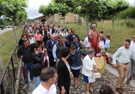 Imagen de la salida de la procesión con la imagen de San Pedro