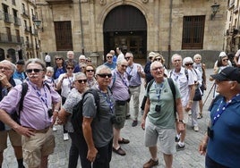 Turistas escuchando a un guía en su visita al centro de Salamanca.