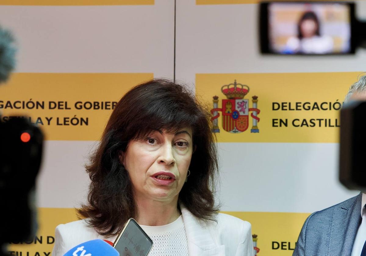 La ministra de Igualdad, Ana Redondo, atiende a los medios de comunicación tras su reunión con representantes del colectivo LGTBI de Castilla y León, en la Delegación del Gobierno en Valladolid.