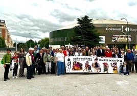 Amigos y peñistas de Ismael Martín arropándole en Burgos.