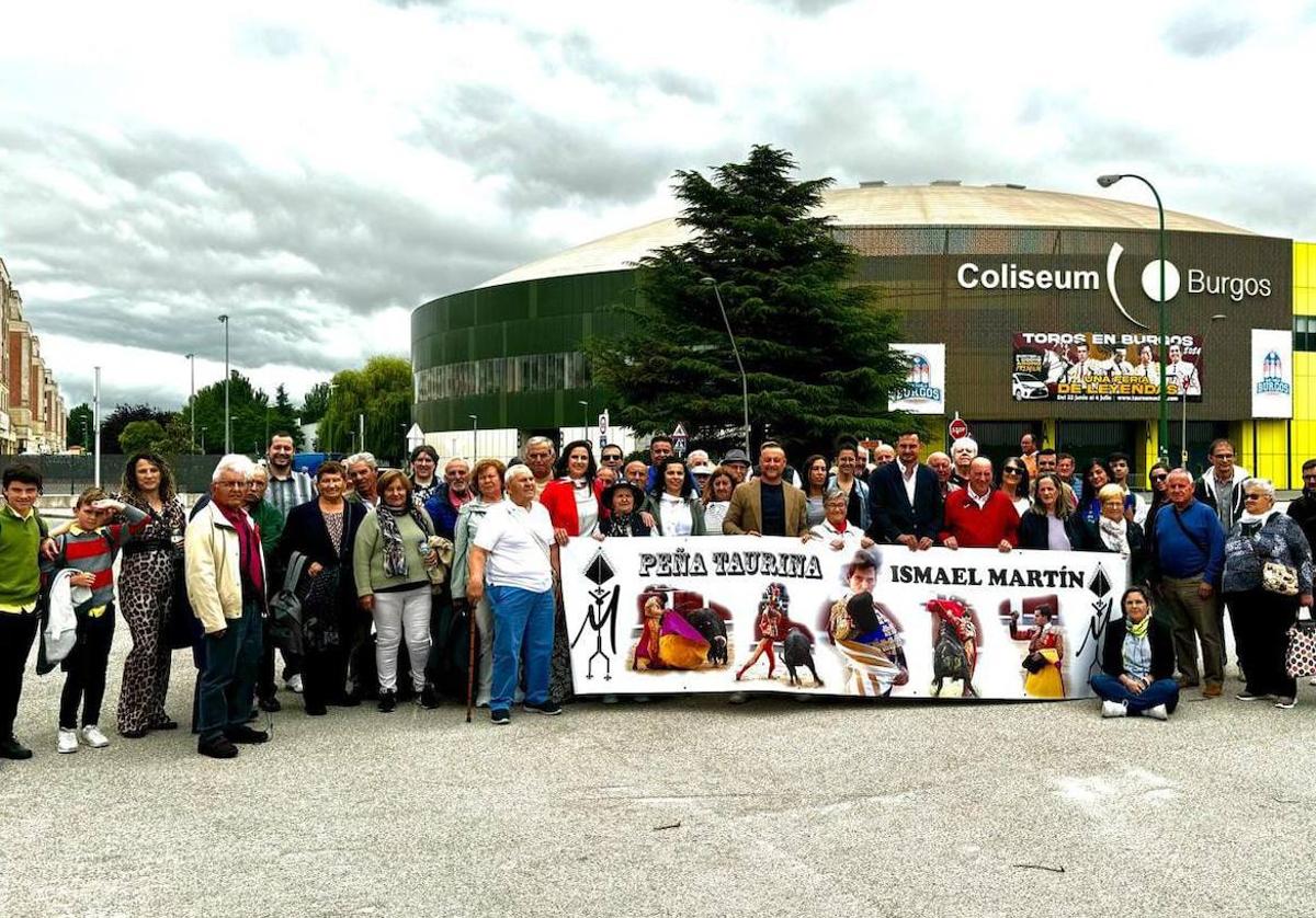 Amigos y peñistas de Ismael Martín arropándole en Burgos.