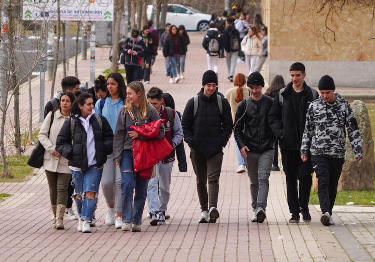 Jóvenes caminando por el Campus Unamuno