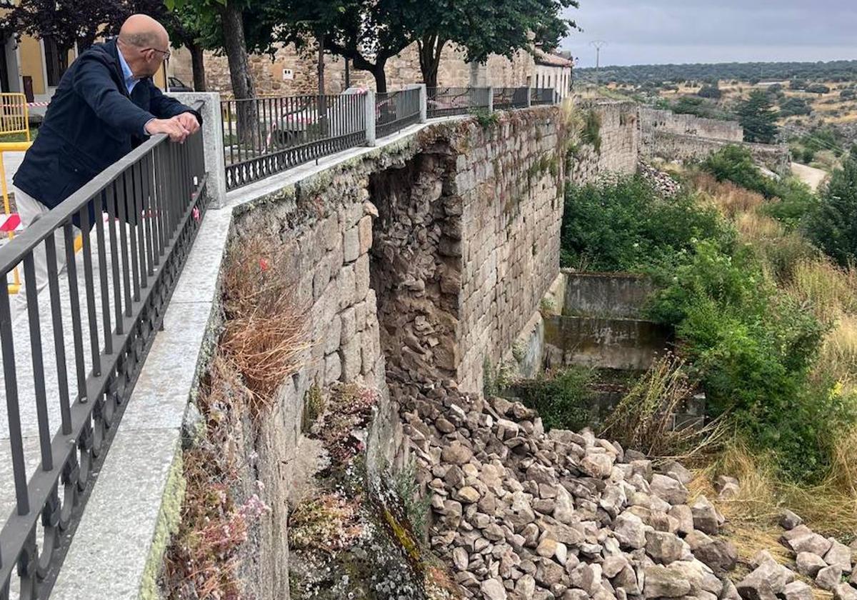 El alcalde de Ledesma, Exuperancio Benito, asomándose para ver la muralla derrumbada.