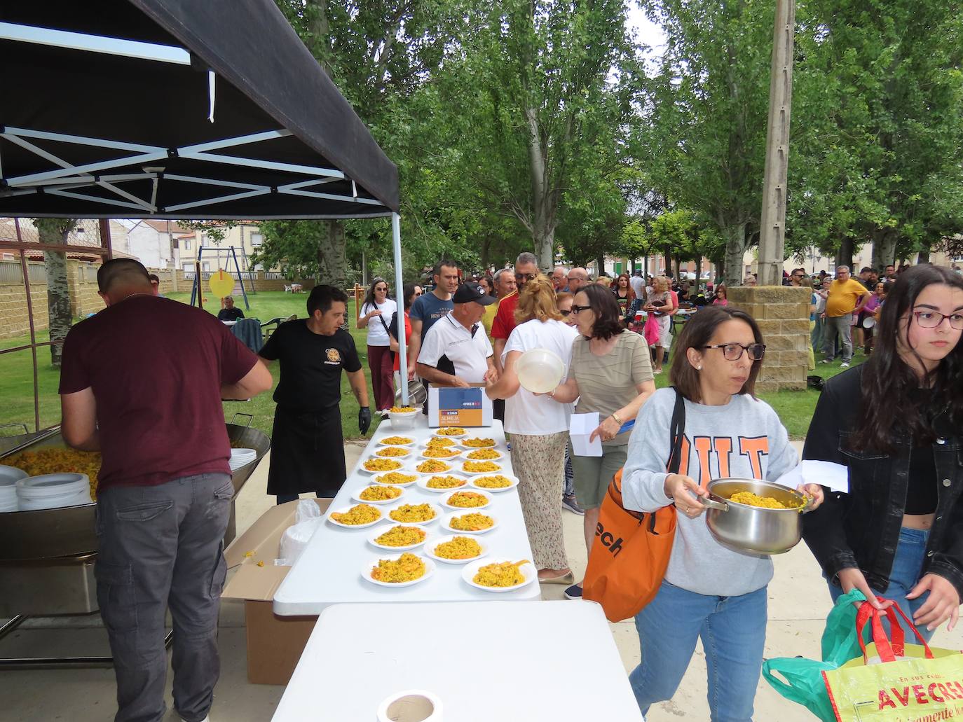 Paella para 750 paladares en Paradinas de San Juan