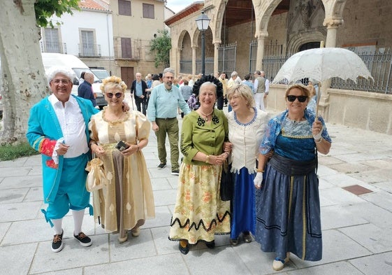 Los vecinos lucían aún este domingo sus trajes goyescos