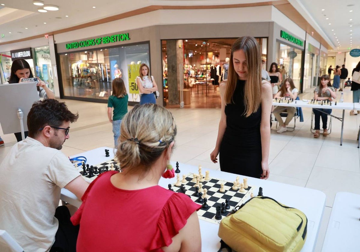 Espectacular partida simultánea de Lucía Sánchez en el Centro Comercial El Tormes