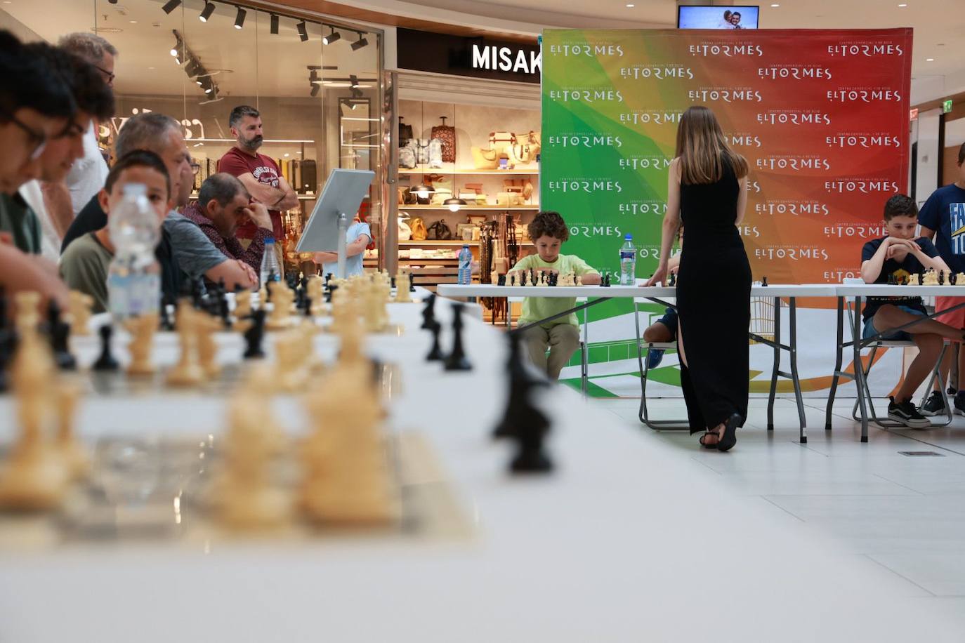 Espectacular partida simultánea de Lucía Sánchez en el Centro Comercial El Tormes