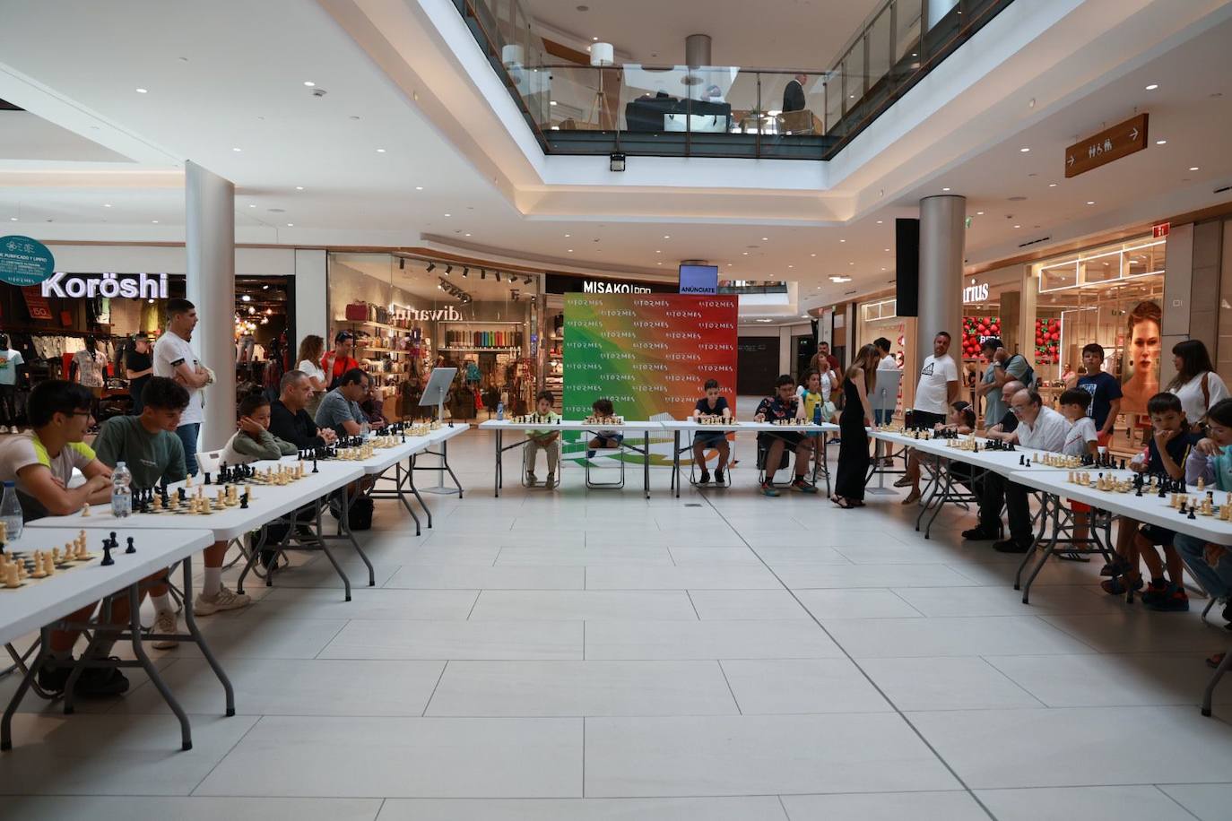 Espectacular partida simultánea de Lucía Sánchez en el Centro Comercial El Tormes