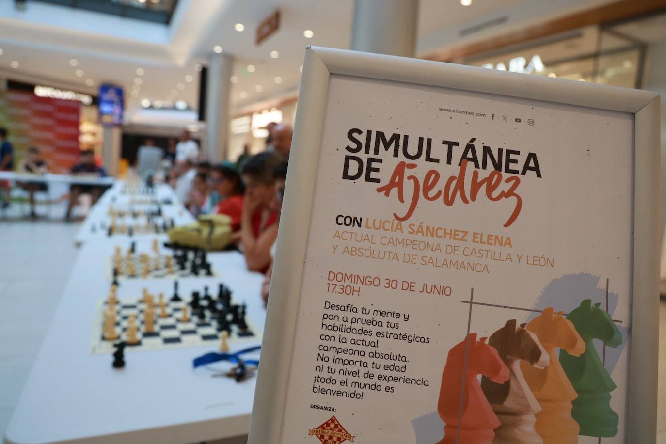 Espectacular partida simultánea de Lucía Sánchez en el Centro Comercial El Tormes